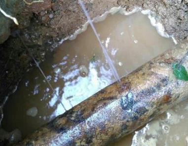 盘山楼顶渗水维修公司分享下地暖漏水的原因及检测方法。